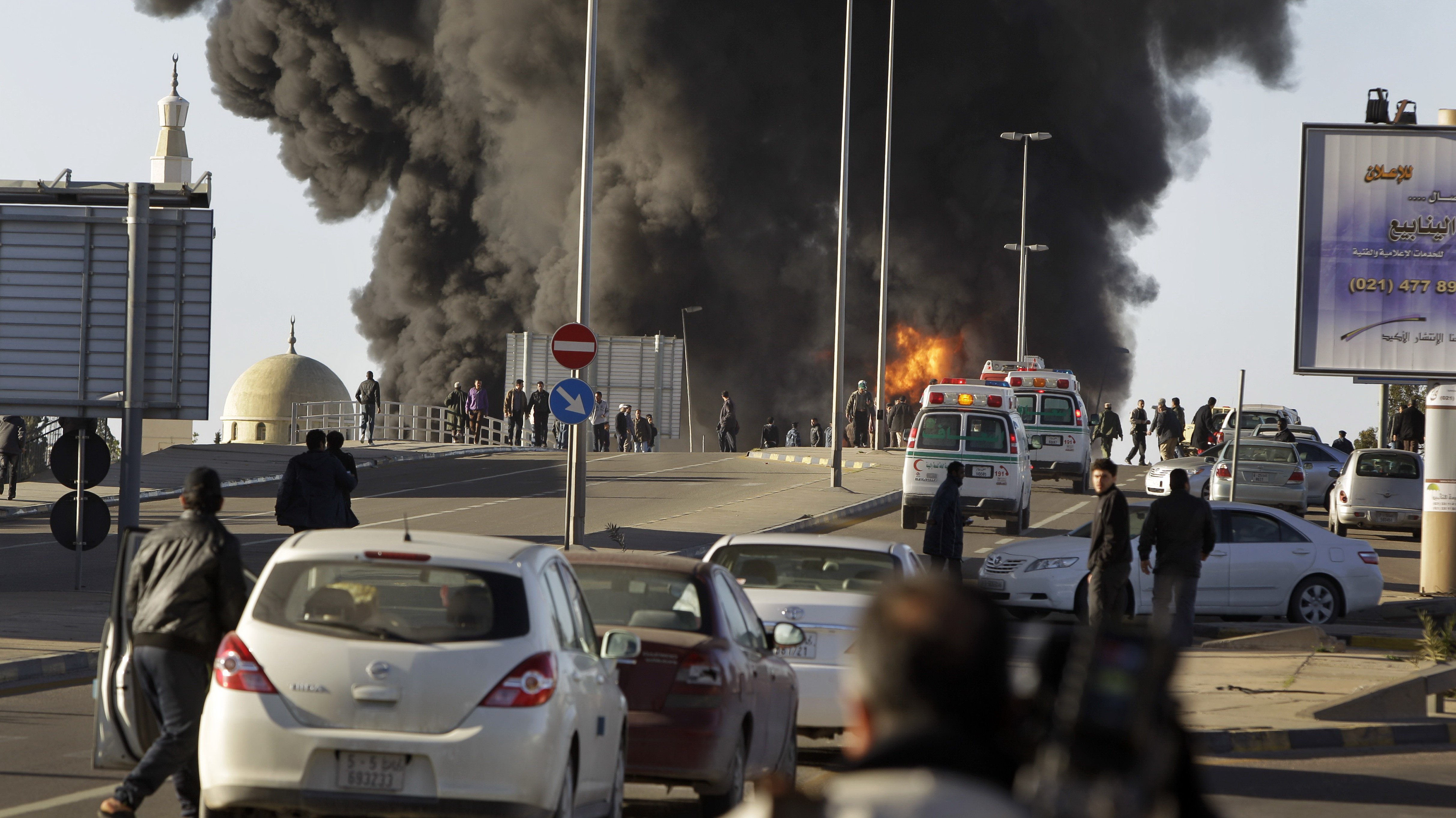 Sanitky sa náhlia k miestu explózie tankera v Tripolise